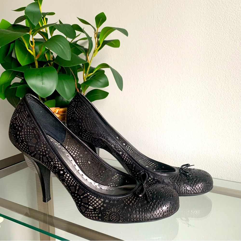👠 BCBGirls Round toe heels